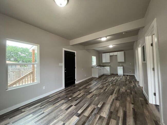Building Photo - 8109 Glider Ave