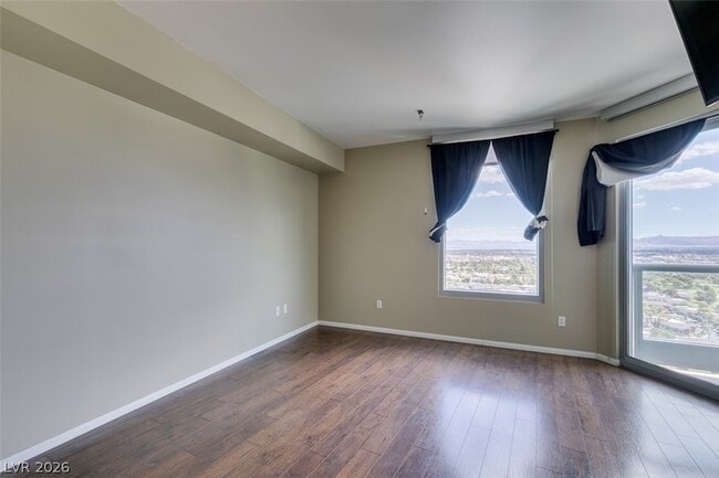 Building Photo - 322 E Karen Ave