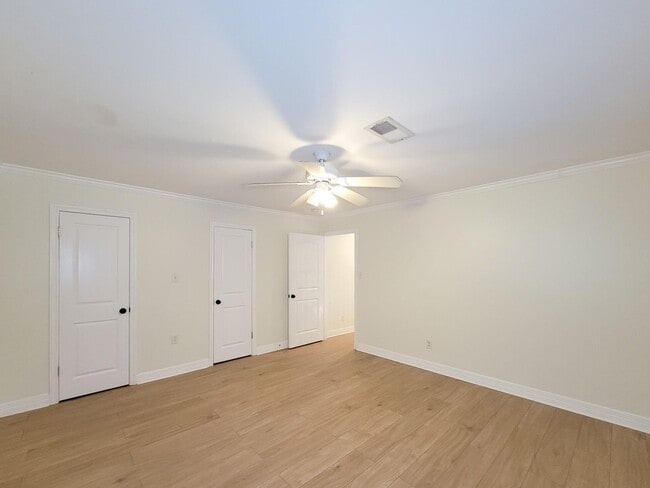 Building Photo - BEAUTIFUL LARGE 4 BEDROOM 2.5 BATH HOME