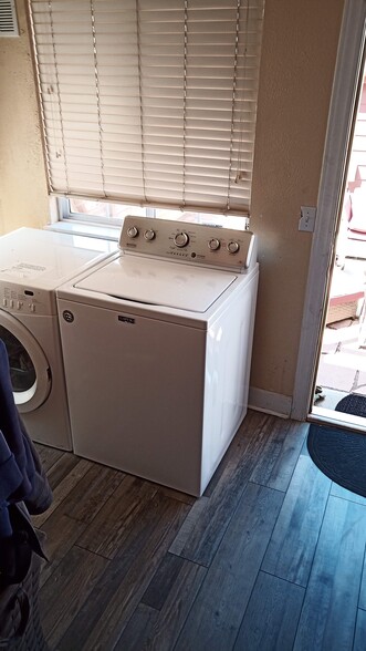 Washer Dryer - 2415 N Vine St