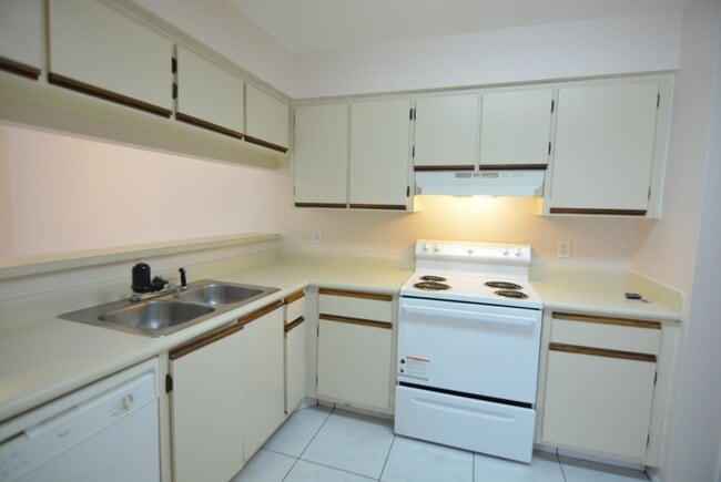 Building Photo - East Orlando 3/2 duplex. TILE FLOORS, Fresh paint, community pool!