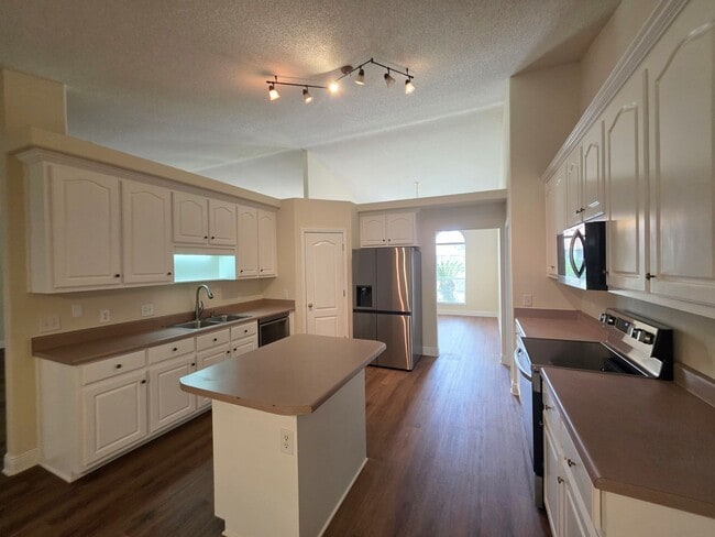 Building Photo - 4BR/3BA home with shed close to Navy Feder...