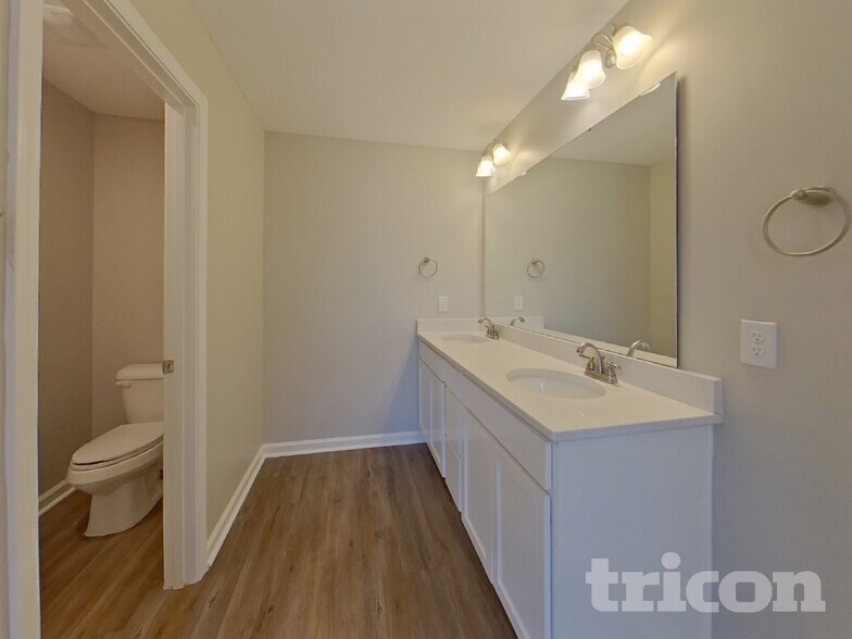 Building Photo - 563 Roseridge Dr