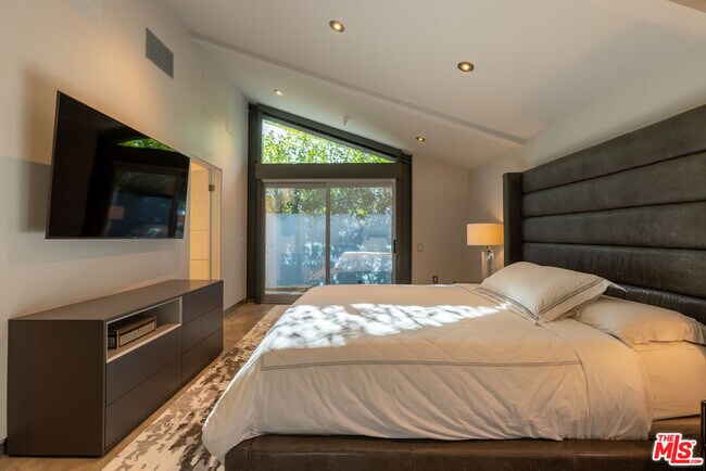 Building Photo - 8538 Eastwood Rd