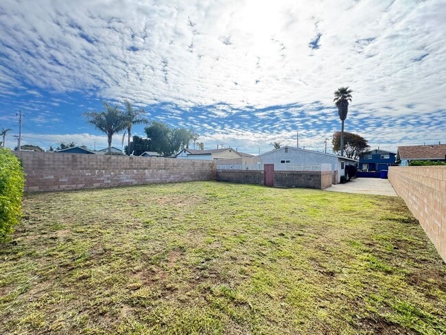 Building Photo - 647 Newport Ave