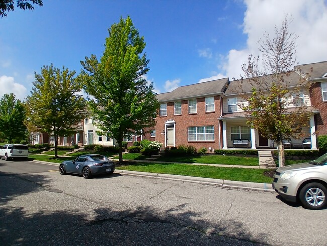 Building Photo - 257 Stonegate W