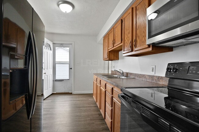 Building Photo - 2404 Thomas Ave