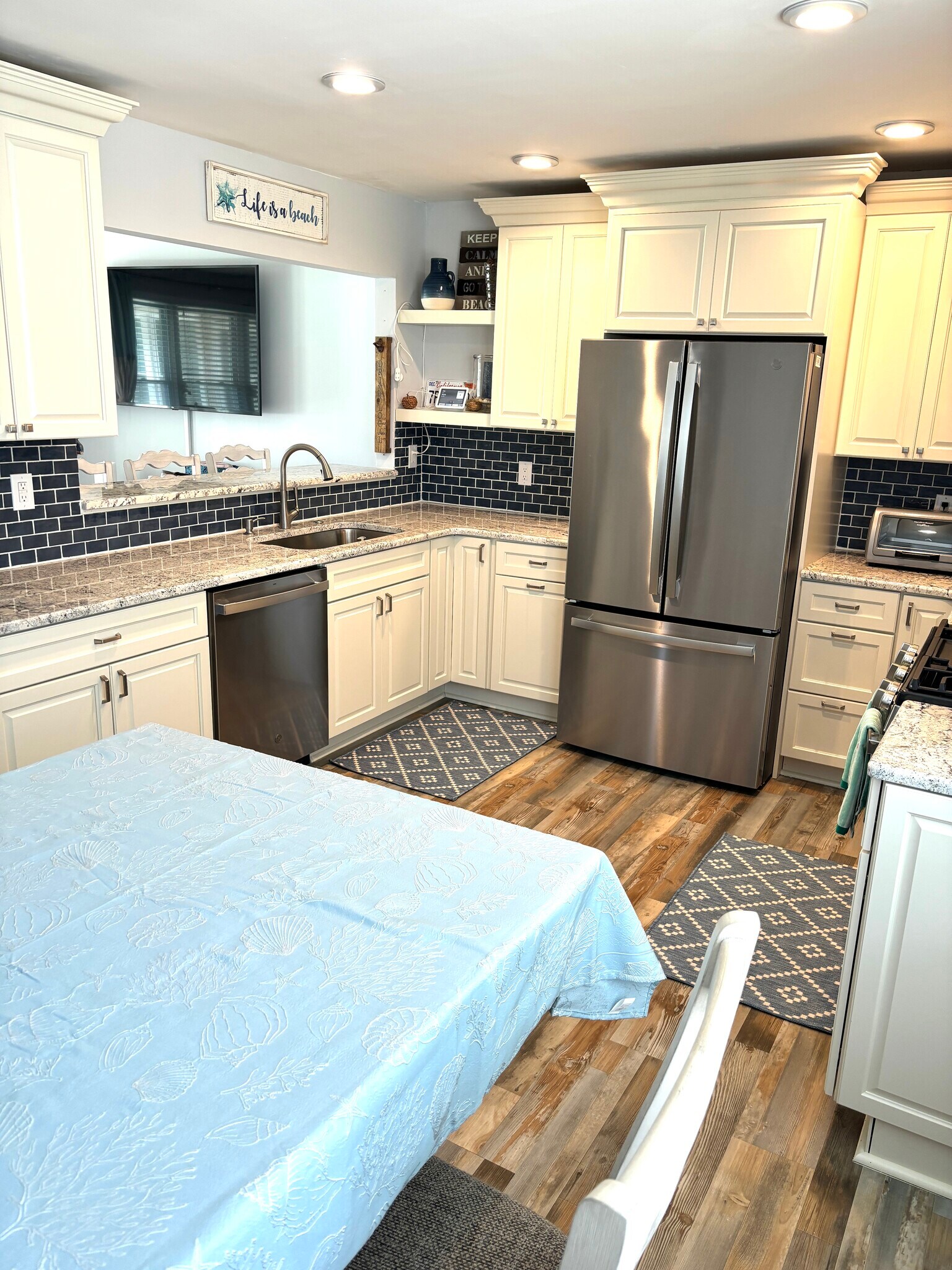 Eat in kitchen - 6 N Newport Ave