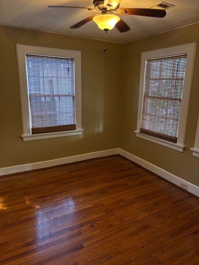 Building Photo - Lakebottom Area!