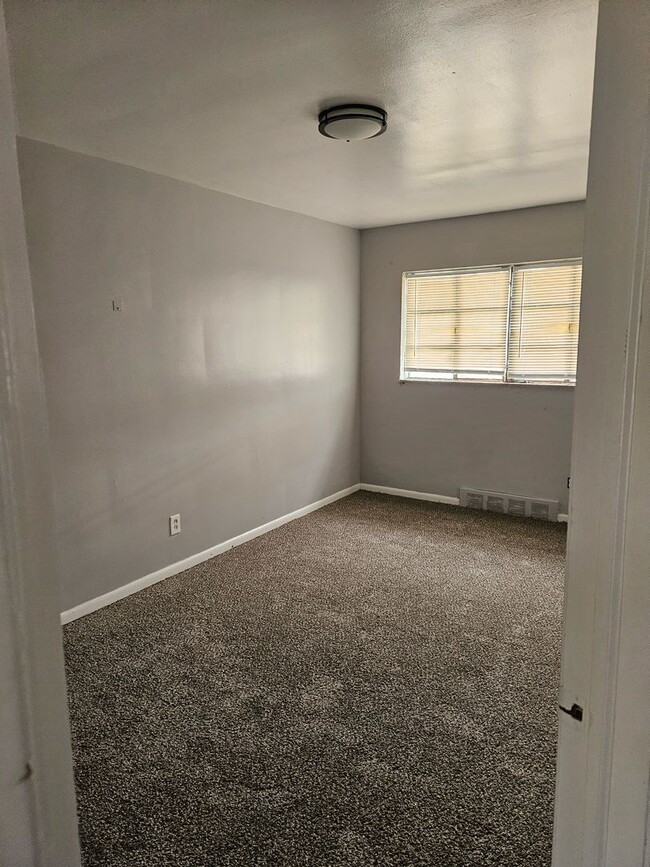 Building Photo - 2 Bedroom Duplex
