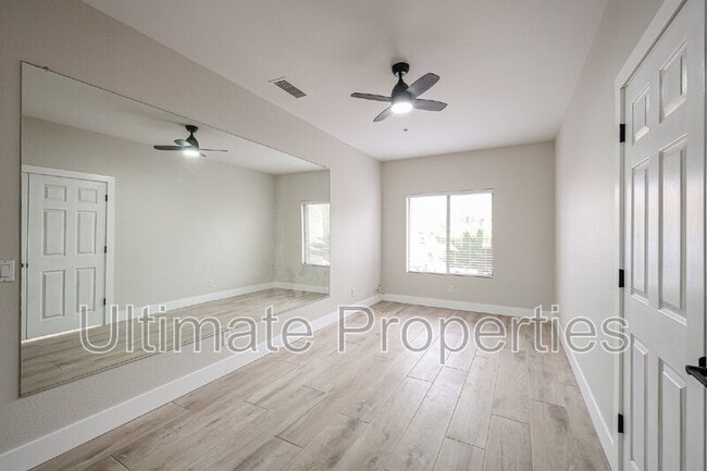 Building Photo - 6033 E Smokehouse Trail