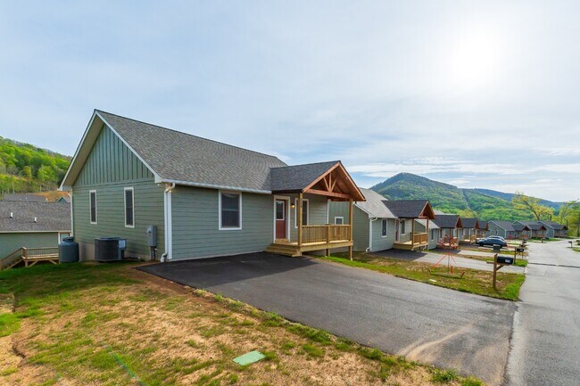 Building Photo - 181 Ava Wy