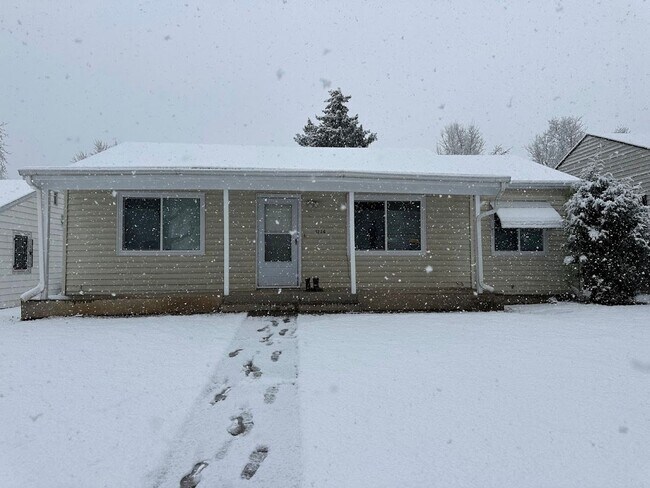 Building Photo - Spacious 4 Bedroom Home | 2 Living Rooms | Large Fenced Yard | 1,700+ Sq Ft