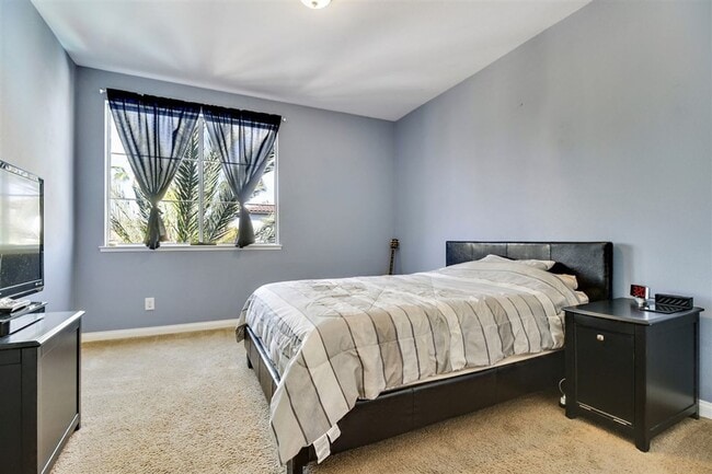 Building Photo - Spacious Top Floor Condo in Resort Style C...