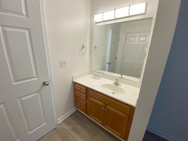 Building Photo - 2 bedroom 2 bath condo located close to beaches, shopping and restaurants