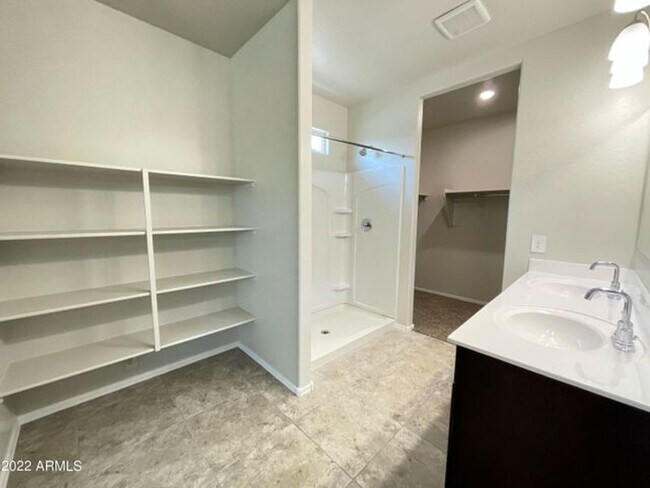 Building Photo - Newer 3 Bed/2Bath never in Crestfield Mano...