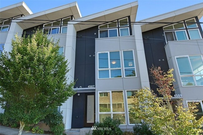 Building Photo - 4507 SW Oregon St