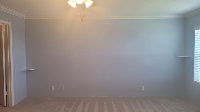 Building Photo - 1175-D