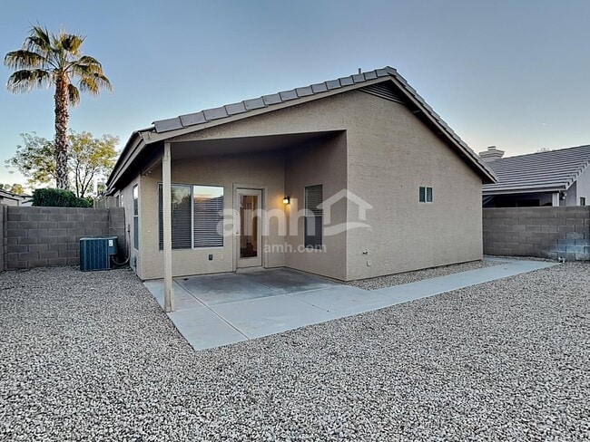 Building Photo - 2202 E Arabian Dr