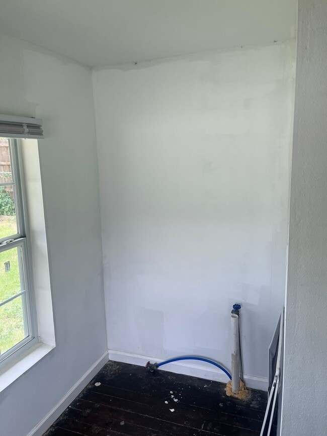 Building Photo - 2/1 in Southeast Sherman Near Rosedale Park