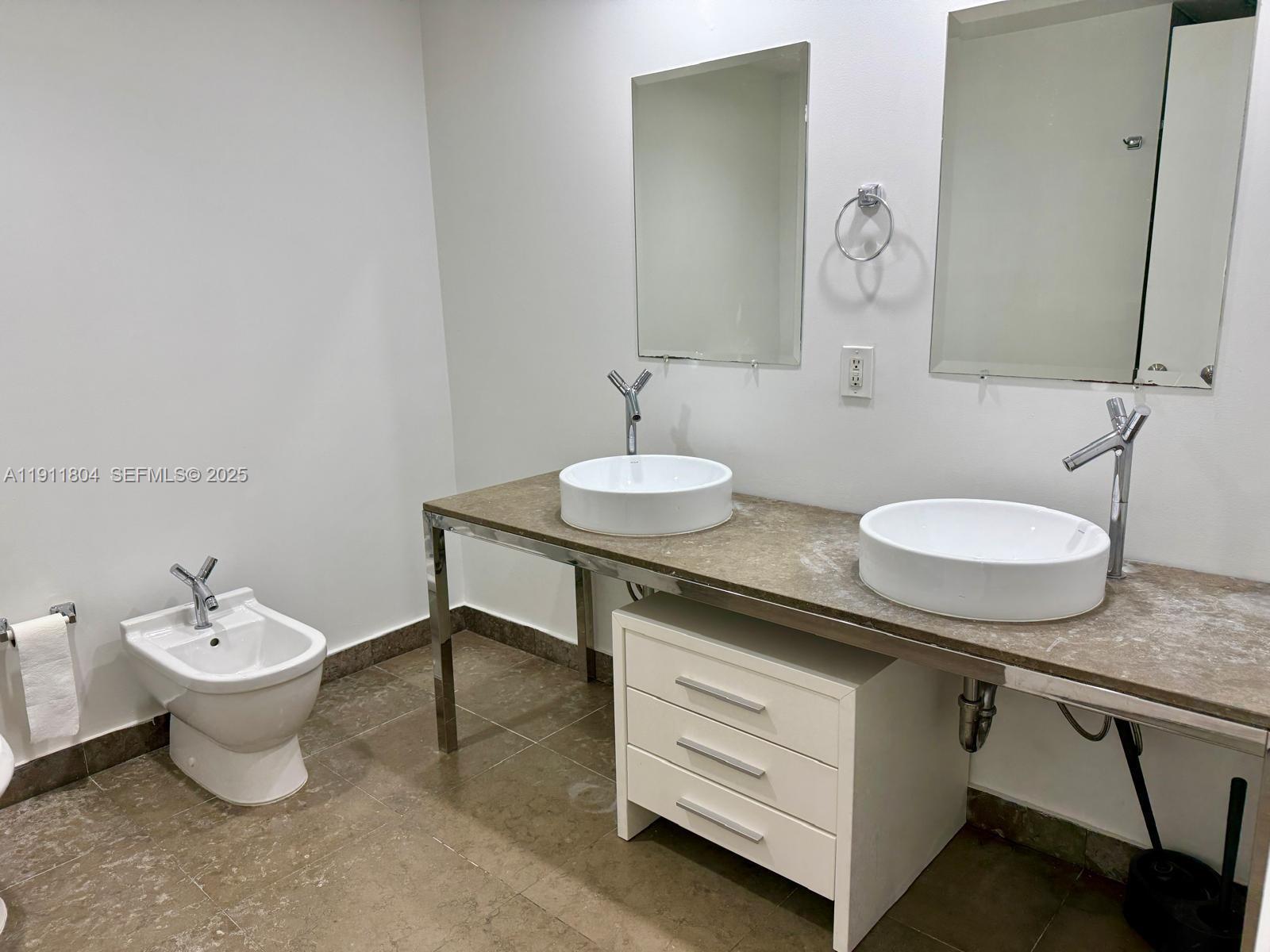 Building Photo - 495 Brickell Ave