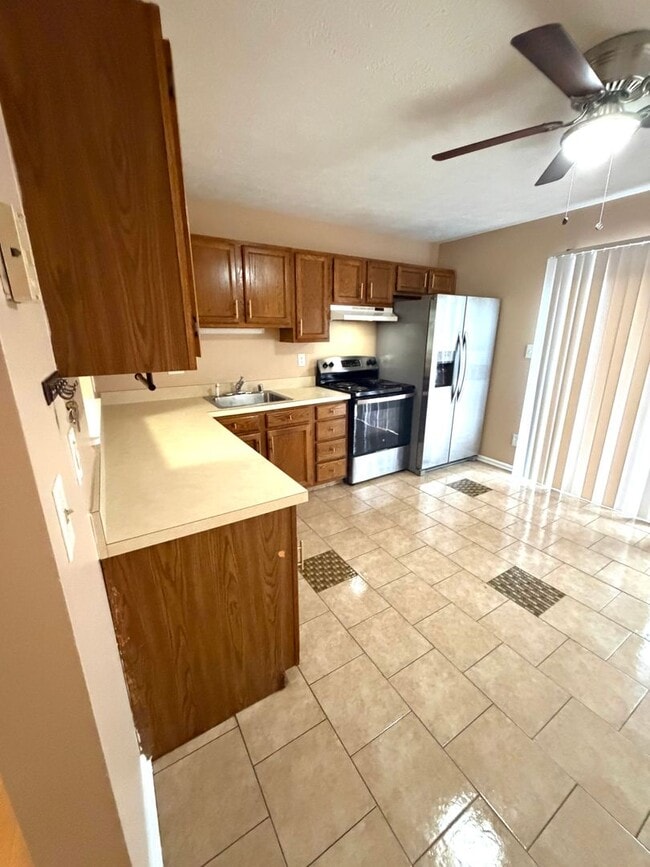 Building Photo - Edgewood 2 Bedroom End of Group For Rent!