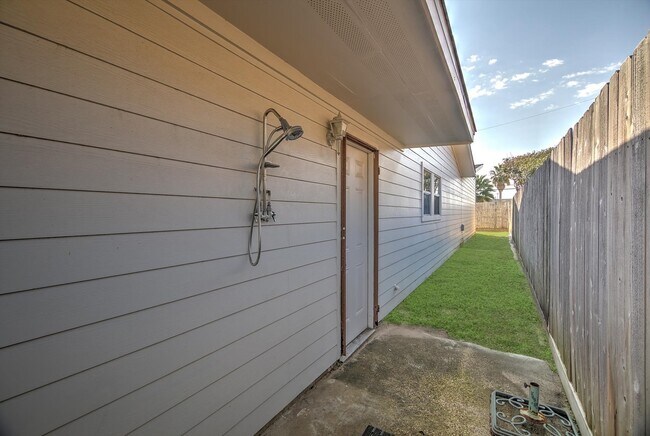 Building Photo - 3415 80th St