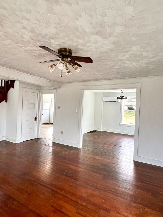 Building Photo - Spacious 3BR Home with Large Yard, Private Driveway & Storage