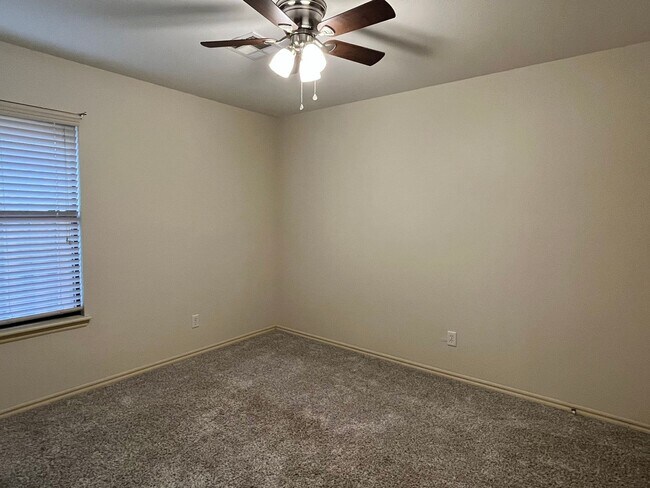 Building Photo - Gorgeous 4 Bed 2 Bath In Edmond