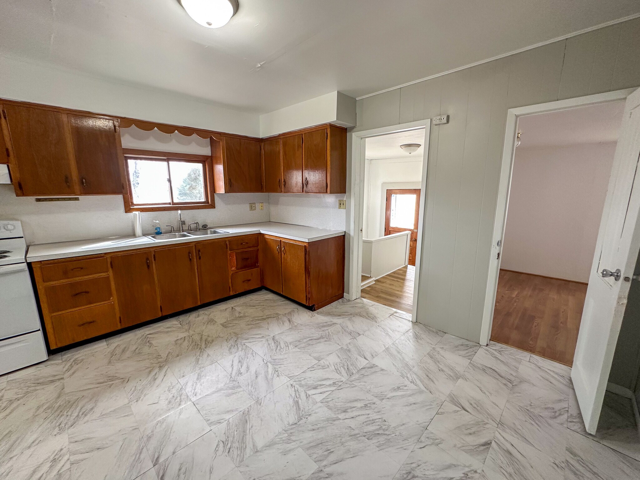 Building Photo - 401 S Oak St