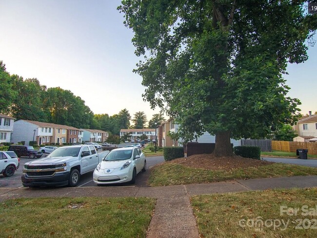 Building Photo - 3 Bedroom Townhome in Charlotte Near UNCC