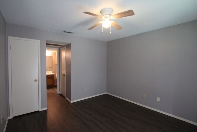 Building Photo - 1 Bed 1 Bath, Upstairs Apartment Unit at H...