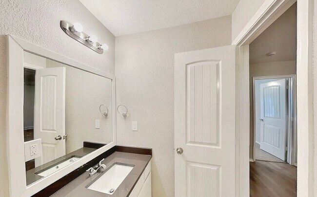 Building Photo - MOVE IN READY