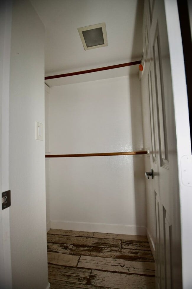 Building Photo - Beautiful modern 1 bed 2 bath corner unit in the Highlands Condominium community.