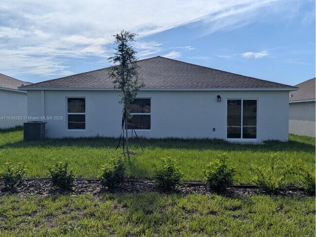 Building Photo - 2406 McKinley Dr