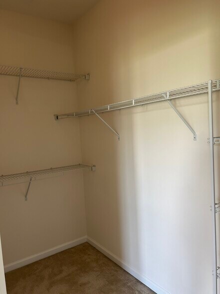 Walk in closet - 1280 Rannoch Ln
