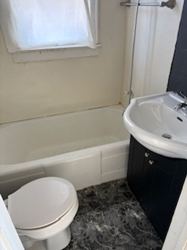 Building Photo - 1021 1/2 W 5th St. - Apt 1