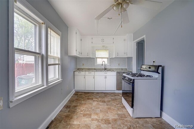 Building Photo - 577 E Brickley Ave