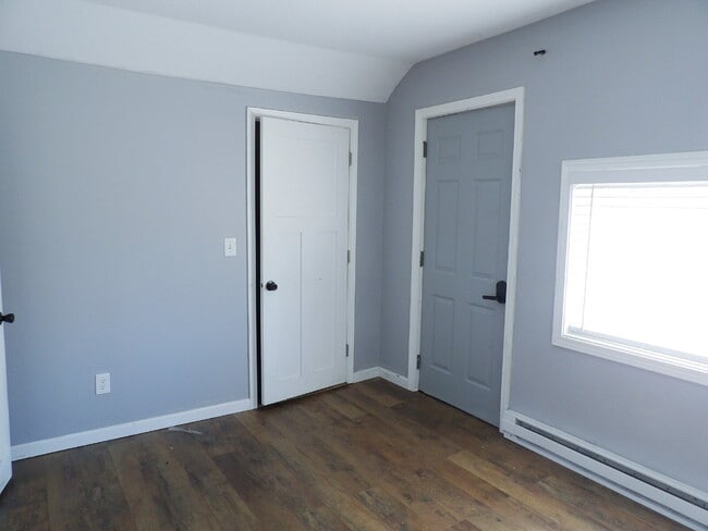 Building Photo - 1 Bed + Extra Room Upper Level Unit in East Harriet Duplex