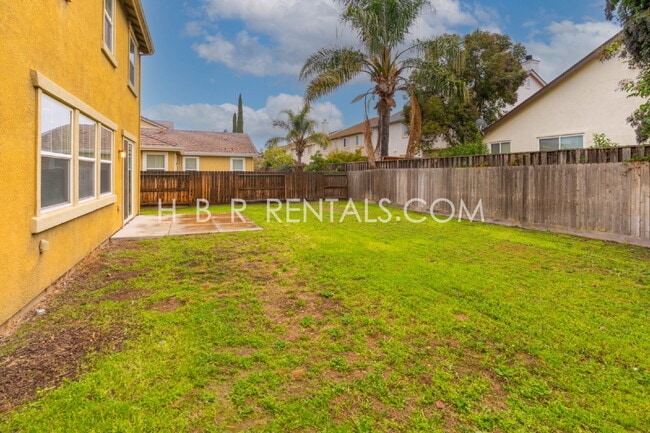Building Photo - South Tracy 4-Bed Home with First-Floor Bedroom