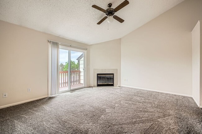 Building Photo - 2 Bedroom, 1 1/2 Half Bath, End Unit Townhome!