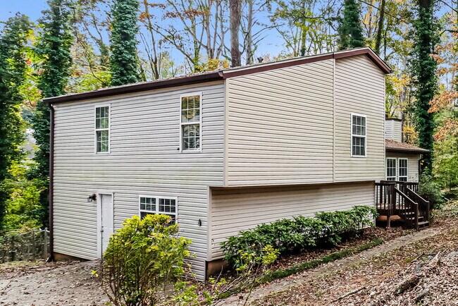 Building Photo - 770 Dover St