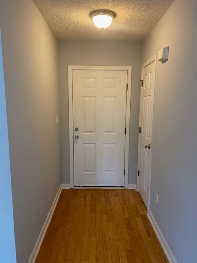 Building Photo - Welcome to this charming 3 bedroom, 2 bath...