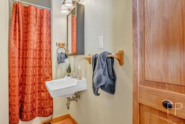 Building Photo - Year lease! Furnished, Move in 8/23/25! 10...
