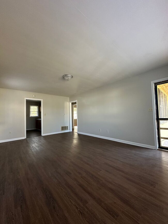 Building Photo - 2 Bedroom, 1 bathroom on the East-Side. Mo...