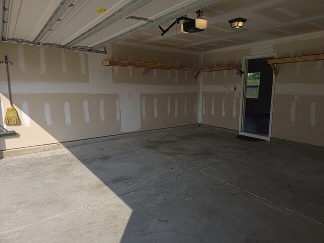 Building Photo - 129 Maple Tree Ln