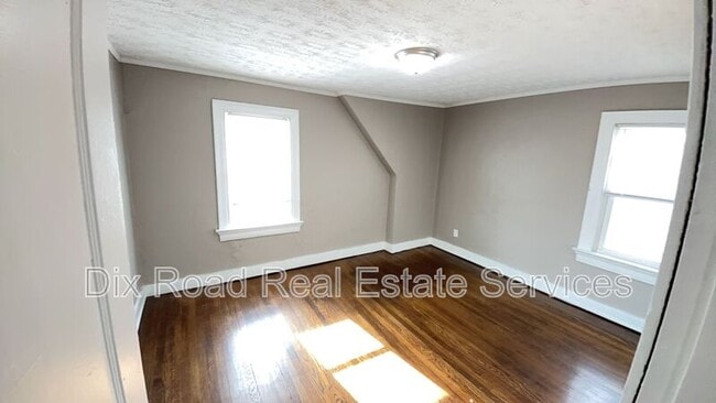 Building Photo - 1303 Kumler Ave