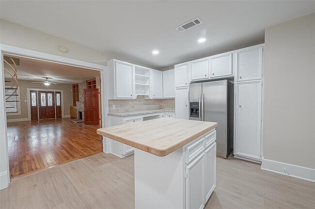 Building Photo - 707 Peden St