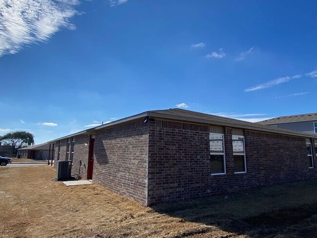 Building Photo - Available Now! Spacious 3-Bedroom, 2-Bath Duplex in Lawlis Ranch with Open-Concept Living