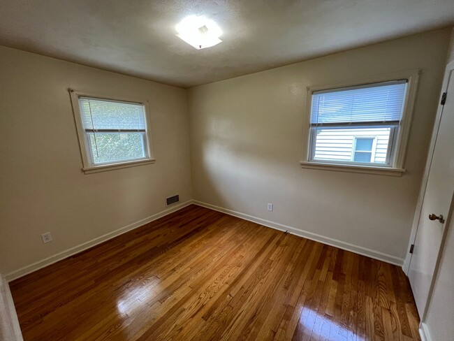 Building Photo - Three Bedroom, 1 bath, nice neighborhood i...